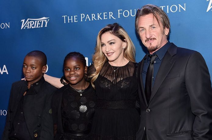 Madonna, ihre beiden Adoptivkinder und Sean Penn