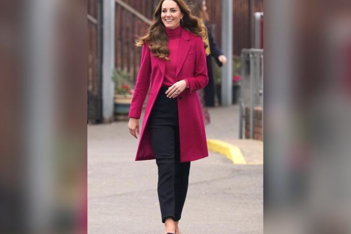 Herzogin Kate besucht Londoner Schule im pinken Winter-Look