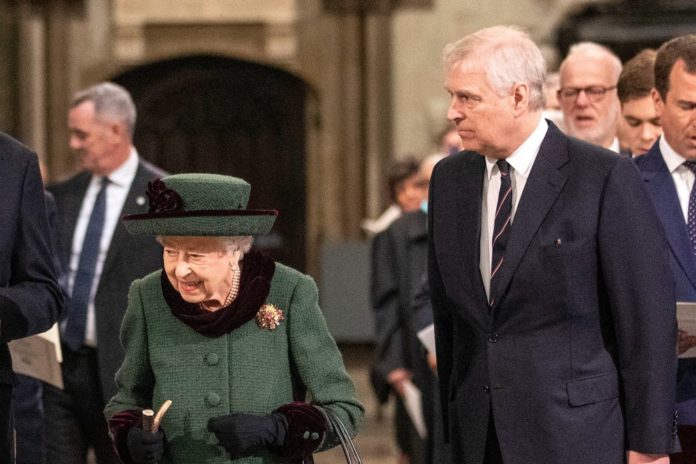 Die Queen mit Prinz Andrew in der Westminster Abbey. / Source: 2022 Getty Images