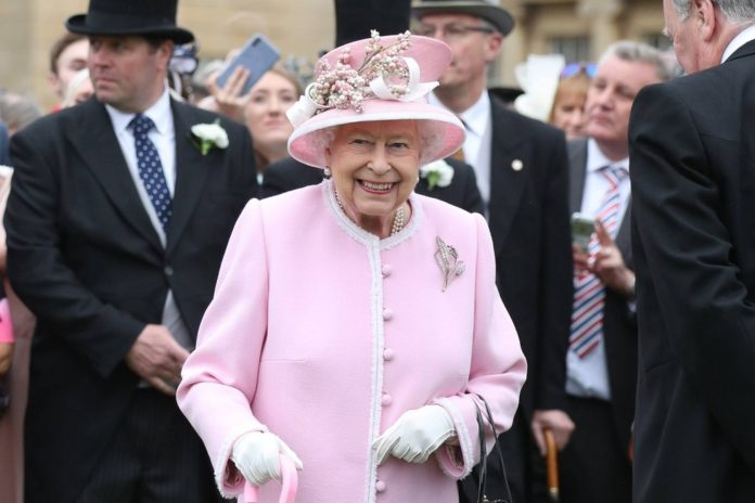 Die Queen ist regelmäßig mit Broschen zu sehen - jetzt sind fünf Exemplare in einer Ausstellung zu sehen. / Source: imago/i Images