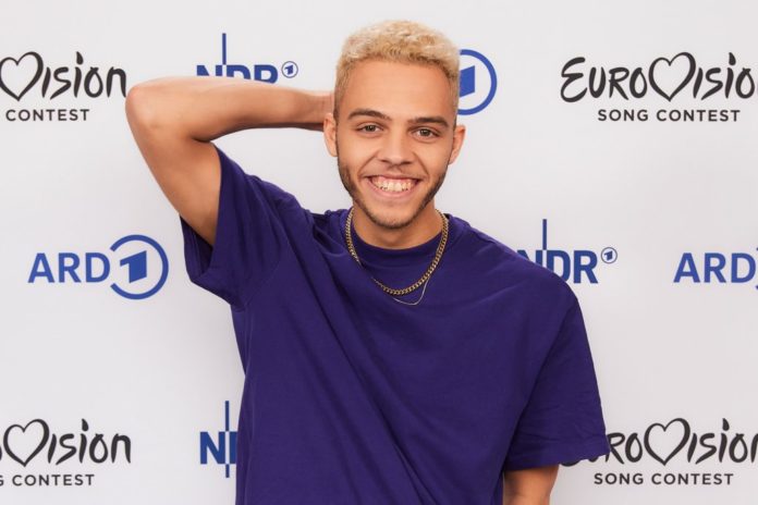 Deutschland startet beim ESC-Finale auf Platz 13 Malik Harris hält am Samstag in Turin die deutsche Fahne hoch. / Source: NDR/Hendrik Lüders