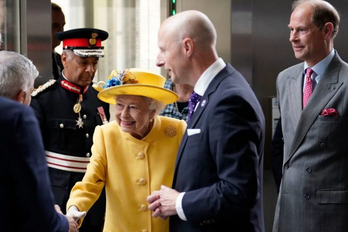 Die Queen strahlte in London in einem gelben Outfit. / Source: ANDREW MATTHEWS/POOL/AFP via Getty Images