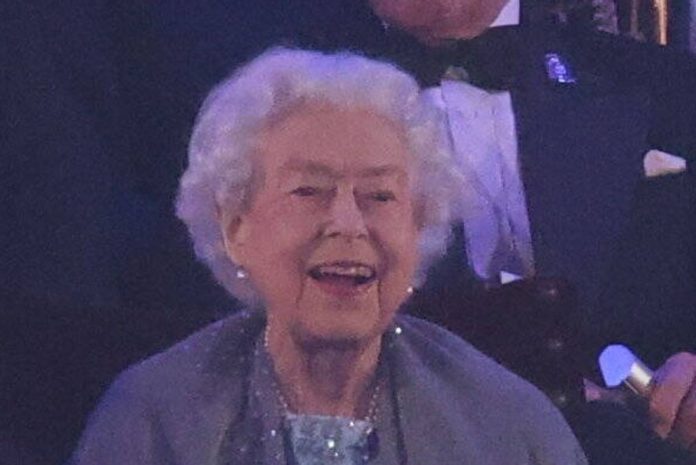 Die Queen strahlt bei ihrem Auftritt am Sonntagabend auf Schloss Windsor. / Source: imago/i Images
