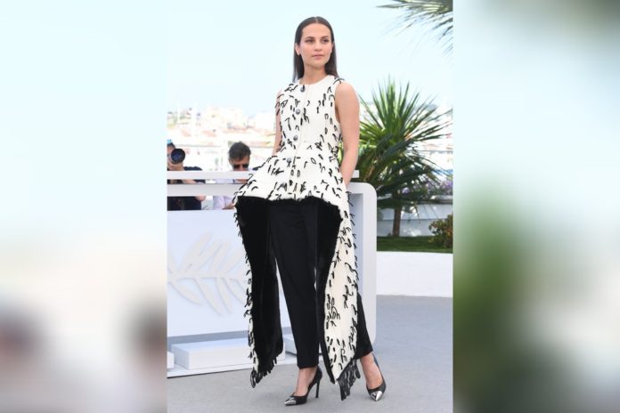 Alicia Vikander sorgt mit extravagantem Look für Aufsehen in Cannes