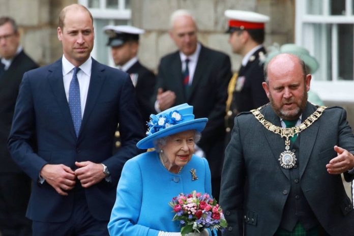 Unter anderem ließ die Queen ein Foto von sich und Enkel William bei der Ceremony of the Keys im Juni 2021 im Holyroodhouse Palast in Edinburgh, Schottland, posten. / Source: imago/i Images