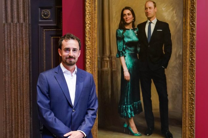 Der Maler Jamie Coreth vor seinem Werk von Herzogin Kate und Prinz William / Source: getty/[EXTRACTED]: Paul Edwards - WPA Pool/Getty Images