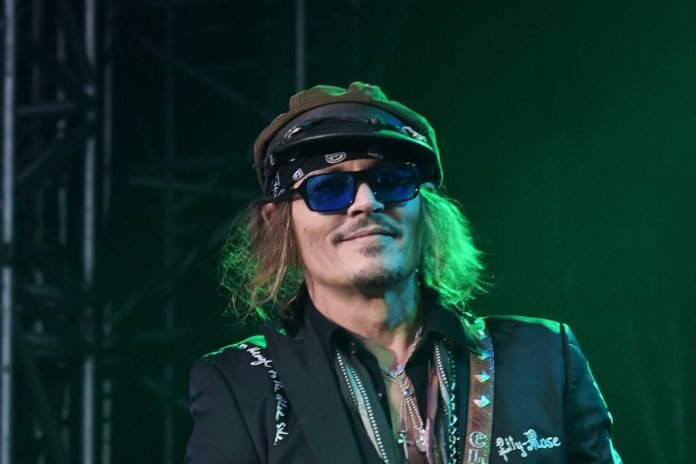 Johnny Depp ist aktuell mit dem Gitarristen Jeff Beck auf Europa-Tour. / Source: imago/Rudolf Gigler
