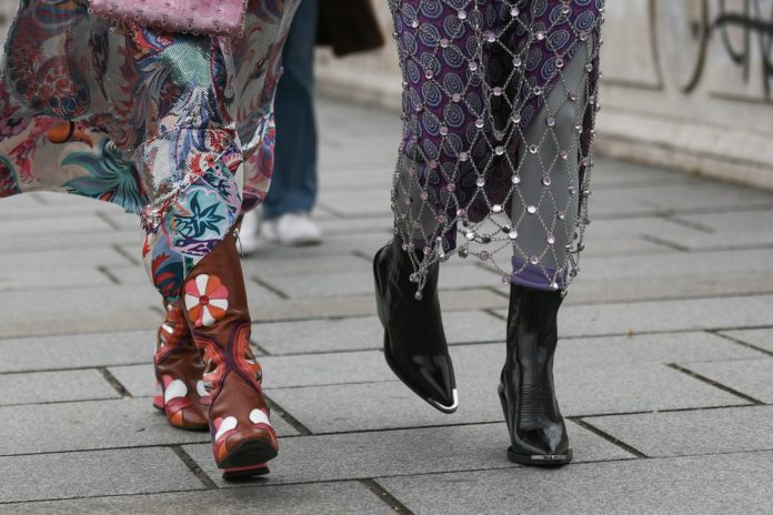 Howdy! Im Sommer kombinieren wir Cowboystiefel mit Kleidern und Röcken