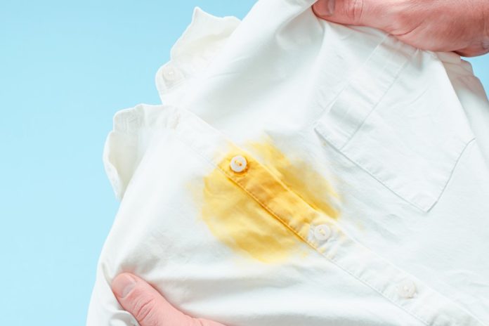 Hartnäckige Sonnencreme-Flecken? Diese Hausmittel helfen