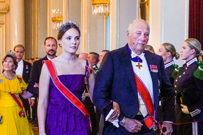 König Harald mit Prinzessin Ingrid Alexandra von Norwegen bei einem königlichen Gala-Dinner im Juni 2022. / Source: imago images/NTB ROY