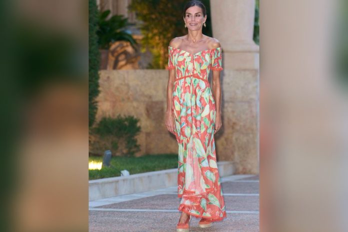 Mehr Sommer geht nicht: Königin Letizia strahlt in ihrem stylischen Off-Shoulder-Kleid von Charo Ruiz Ibiza. / Source: imago images/PPE