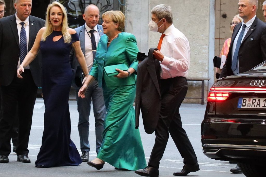 Altkanzlerin Angela Merkel und Ehemann Joachim Sauer bei den Salzburger Festspielen. / Source: imago/SKATA