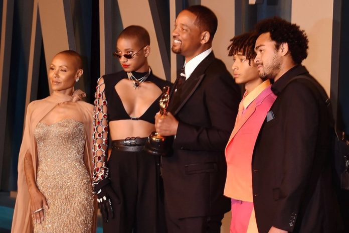 Oscar-Ohrfeige: Auch Willow Smiths Papa Will ist nur ein Mensch Der Smith-Clan: Jada Pinkett Smith, Willow, Will, Jaden und Trey (v.l.n.r.) im März 2022. / Source: imago images/Starface