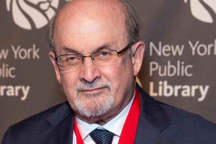 Nach Messerattacke: Salman Rushdie könnte ein Auge verlieren