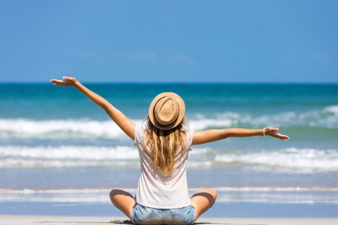 Urlaub für die Ohren: Fünf Podcasts über Reisen und Fernweh Das Glück in der Ferne finden? Diese Reisepodcasts liefern Inspiration für das nächste Abenteuer. / Source: Andrii Orlov/Shutterstock.com