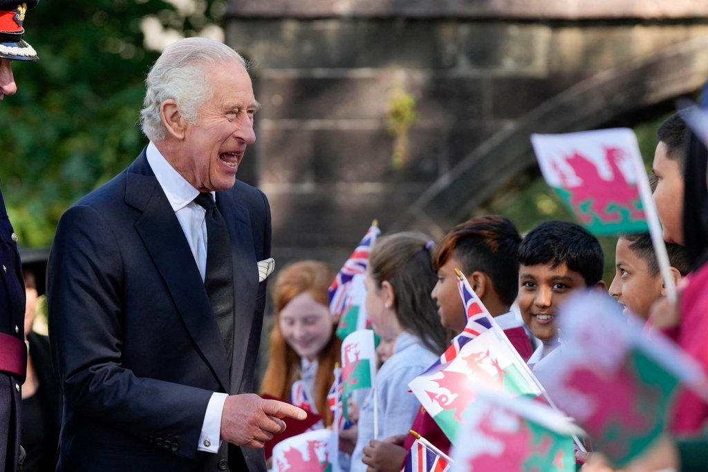 König Charles III. wurde herzlich in Wales empfangen. / Source: getty/FRANK AUGSTEIN / POOL/AFP via Getty Images