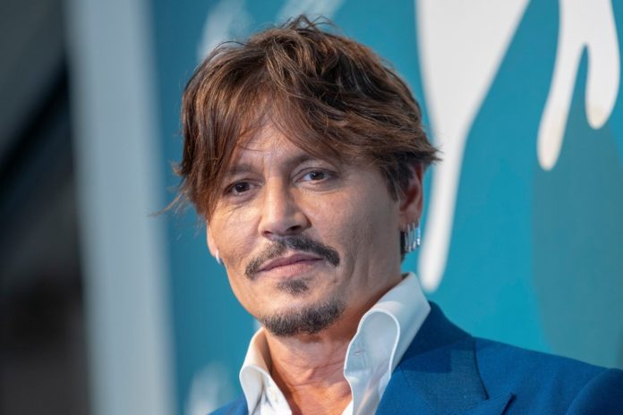 Gibt es eine neue Frau im Leben von Johnny Depp? / Source: Denis Makarenko/Shutterstock.com