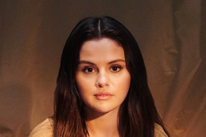 Selena Gomez geht offen mit ihrer bipolaren Störung um. / Source: Frank Ockenfels/Apple