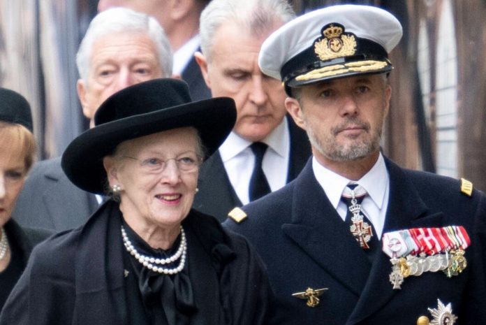 Königin Margrethe II. von Dänemark mit ihrem Sohn Kronprinz Frederik beim Staatsbegräbnis der Queen in London. / Source: IMAGO/Starface