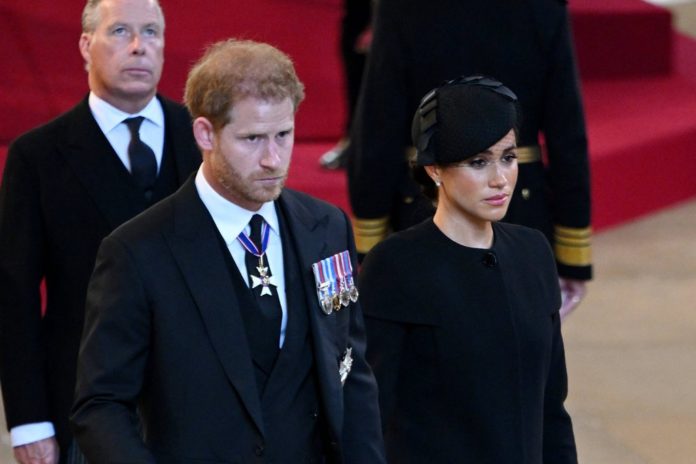 Prinz Harry und Herzogin Meghan sind in die USA zurückgekehrt Prinz Harry und Herzogin Meghan trauern um Queen Elizabeth II. / Source: imago images/i Images