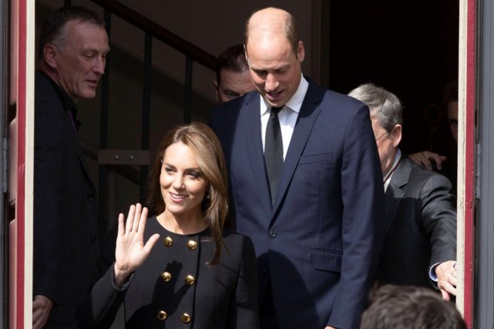 Nach Staatsbegräbnis der Queen: Kate und William danken den Helfern Herzogin Kate und Prinz William bei ihrem Besuch in Windsor. / Source: imago images/i Images