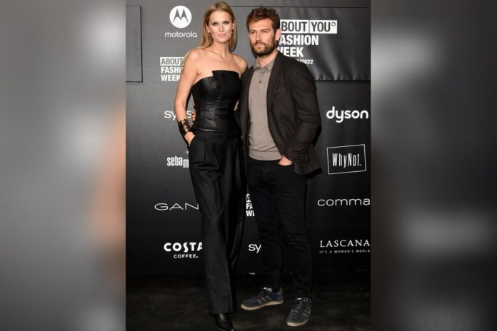 Toni Garrn und Alex Pettyfer Ton in Ton auf der Mailänder Fashion Week Toni Garrn und Alex Pettyfer strahlen in Mailand. / Source: imago images/Independent Photo Agency Int./Alberto Terenghi