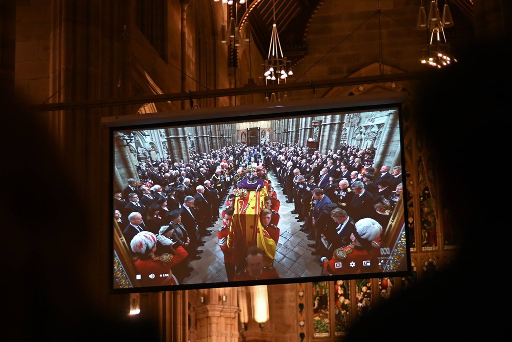 Das Staatsbegräbnis für die Queen verfolgten viele Menschen weltweit an den Fernsehern. / Source: imago/AAP