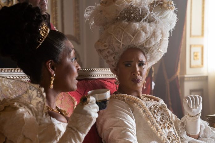 Adjoa Andoh als Lady Danbury (li.) und Golda Rosheuvel als Königin Charlotte in