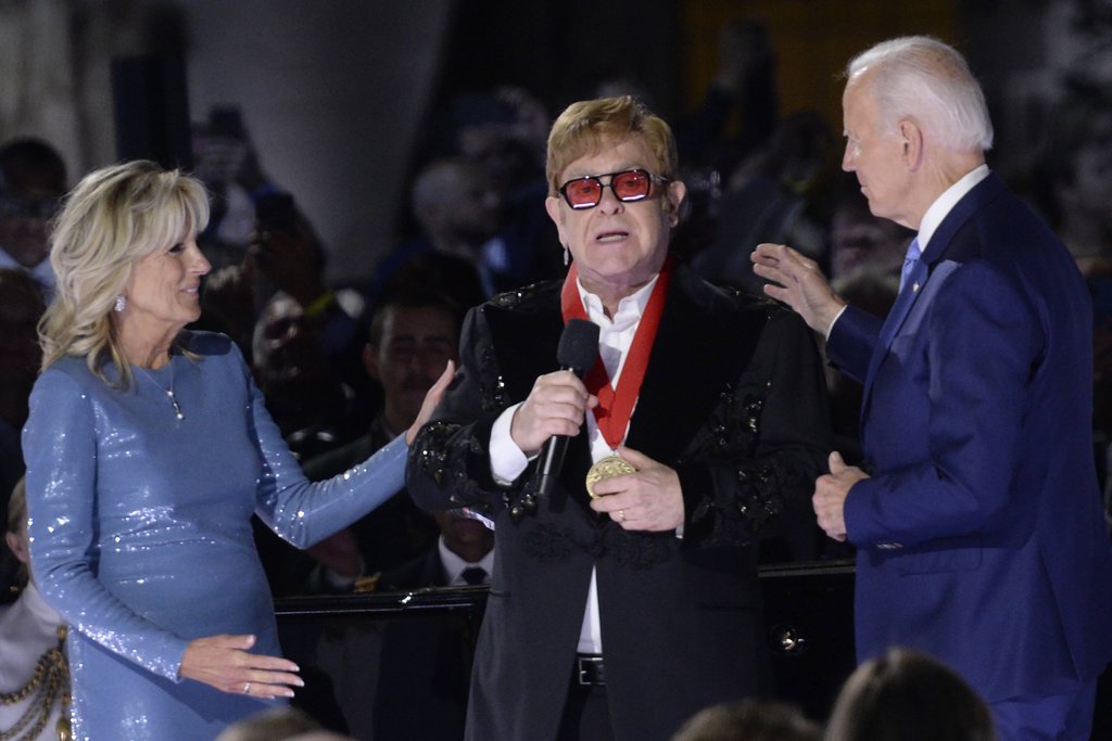 Elton John (M.) erhielt von Jill und Joe Biden die National Humanities Medal. / Source: imago/UPI Photo