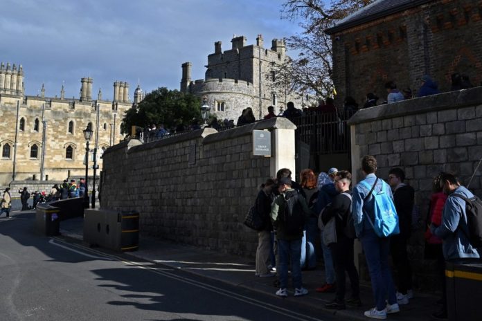 Queen Elizabeth II. sorgt erneut für Warteschlange in Windsor Warteschlange vor Schloss Windsor: Fans wollen die letzte Ruhestätte Ihrer Majestät sehen. / Source: GLYN KIRK / AFP / Getty Images