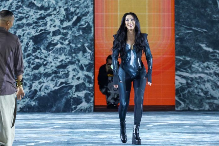 Cher im Latex-Einteiler auf dem Catwalk der Paris Fashion Week Sängerin Cher bei der Paris Fashion Week. / Source: Peter White/Getty Images