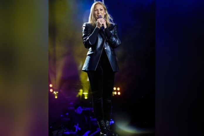 Ganz in Schwarz: Helene Fischer rockt im Leder-Outfit die Bühne Helene Fischer trat ganz in Schwarz auf. / Source: imago images/Daniel Scharinger