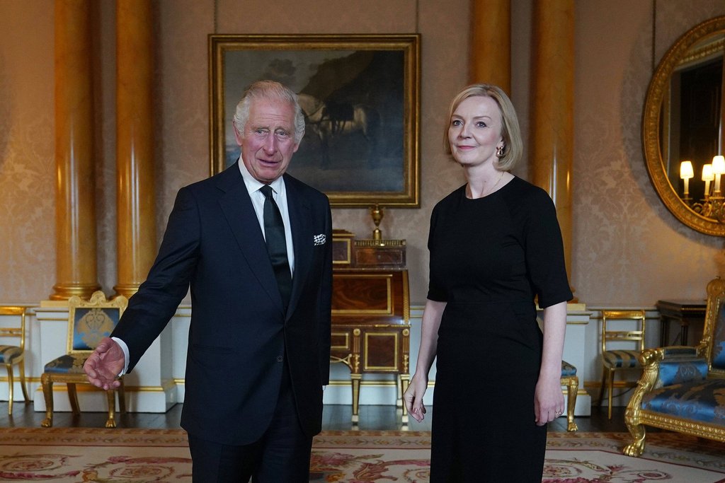 Beide frisch im Amt: König Charles III. mit der britischen Premierministerin Liz Truss. / Source: imago/i Images