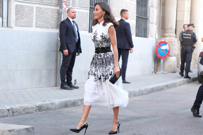 Königin Letizia von Spanien in einem Kleid von Felipe Varela. / Source: imago/ZUMA Wire