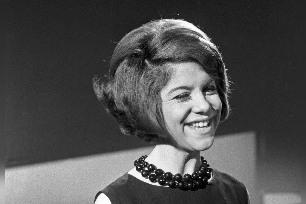 Country-Sängerin Jody Miller während eines TV-Auftritts in den 60er-Jahren. / Source: imago/United Archives