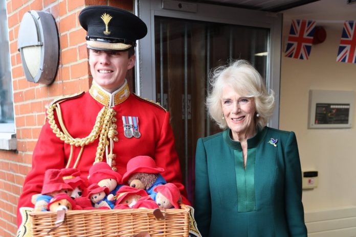 Camilla verschenkt Paddington-Teddybären an bedürftige Kinder