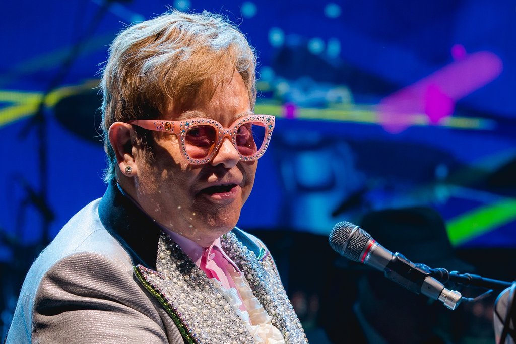 Elton John verabschiedet sich ausgiebig. / Source: Tony Norkus/Shutterstock.com