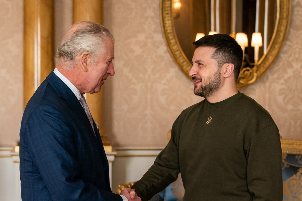 König Charles III. begrüßt den ukrainischen Präsidenten Wolodymyr Selenskyj im Buckingham Palast. / Source: Aaron Chown - Pool/Getty Images