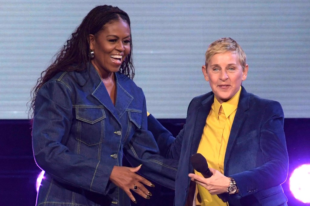 Neben Michelle Obama (l.) wird auch Ellen DeGeneres in dem neuen Podcast zu hören sein. / Source: imago images/Agencia EFE