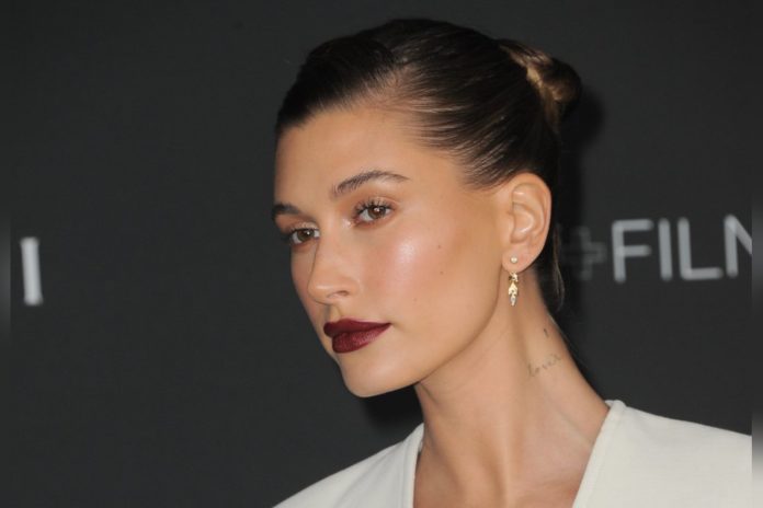 Bad-Hair-Day: Mit diesen Frisuren merkt das keiner Hailey Bieber macht's vor: Der Sleek Bun ist eine Möglichkeit einen Bad-Hair-Day zu überstehen. / Source: Tinseltown/Shutterstock
