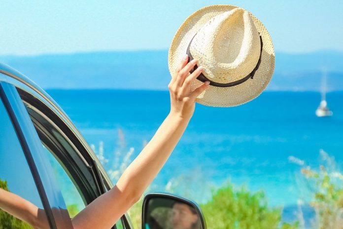 Mit dem Auto das Urlaubsziel zu erkunden, ist bei vielen Urlauberinnen und Urlaubern beliebt. / Source: KonstantinChristian/Shutterstock.com