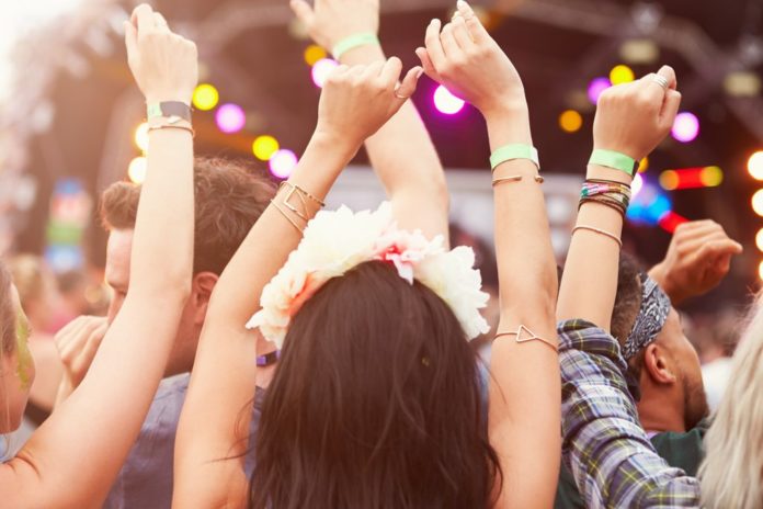 Entspanntes Feiern: Diese kleinen Festivals sind einen Besuch wert Auch auf kleinen Festivals kann man ausgelassen feiern. / Source: Monkey Business Images/Shutterstock.com