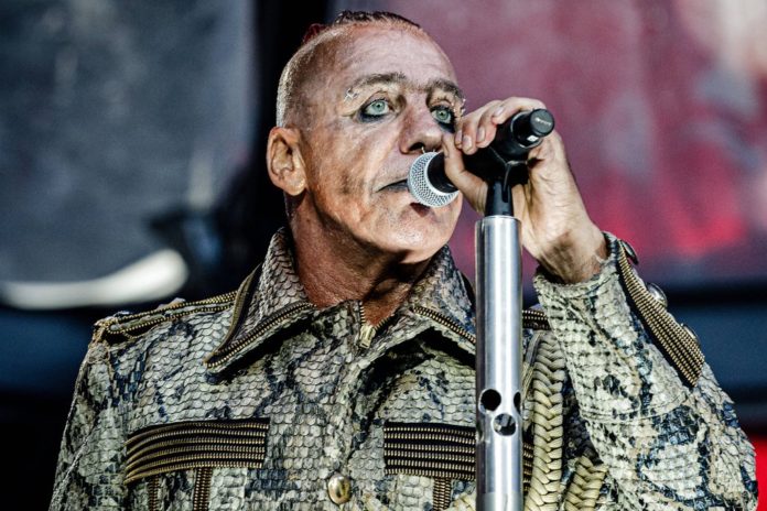 Till Lindemann stürzte beim Auftakt von Rammsteins Europa-Tournee. / Source: imago images/Gonzales Photo