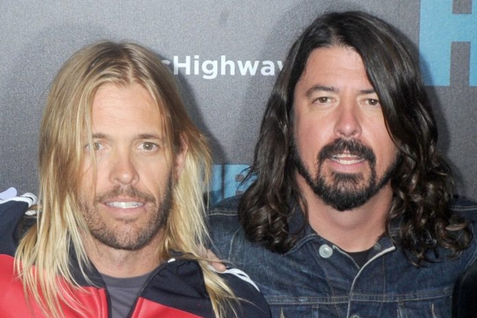 Foo Fighters-Chef Dave Grohl (r.) holte Taylor Hawkins' (l.) Sohn Shane (nicht abgebildet) für einen Song auf die Bühne. / Source: Dennis Van Tine/starmaxinc.com/ImageCollect