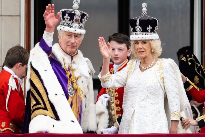 König Charles III.: Zweite Krönung in Schottland Am 6. Mai 2023 wurden König Charles III. und seine Frau Camilla in der Londoner Westminster Abbey gekrönt und präsentierten sich anschließend auf dem Balkon des Buckingham Palastes. Im Juli soll eine weitere Krönung in Schottland folgen. / Source: Salma Bashir Motiwala/Shutterstock.com