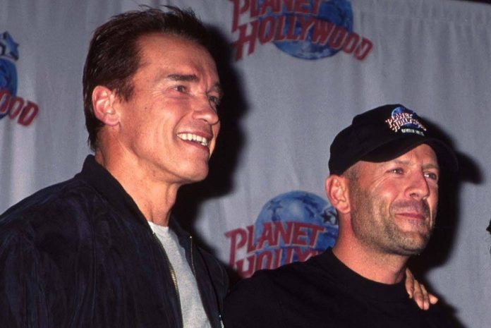 Arnold Schwarzenegger (li.) hat mit Bruce Willis zusammengearbeitet. / Source: imago images/ZUMA Wire