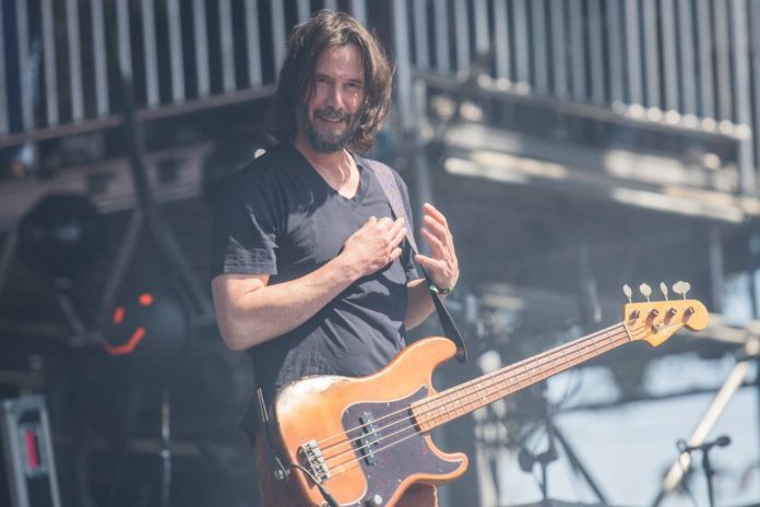 Keanu Reeves: Erster Auftritt mit seiner Band Dogstar seit 20 Jahren Keanu Reeves fühlte sich auf der Konzertbühne schnell wieder pudelwohl. / Source: imago/ZUMA Wire