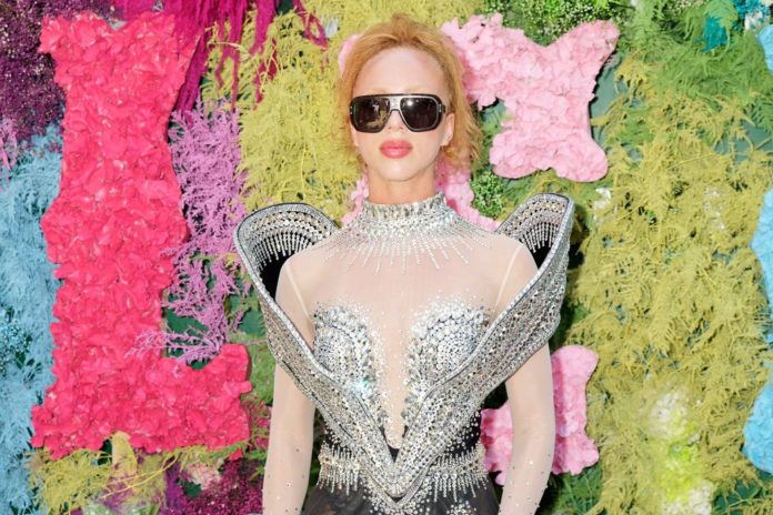 Anna Ermakova: Extravaganter Auftritt in Cannes Anna Ermakova in einem Kleid von Philipp Plein in Cannes. / Source: Getty Images/Sylvain Lefevre/WireImage