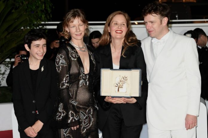 Filmfestspiele von Cannes: Goldene Palme geht an Justine Triet Justine Triet (2.v.r.) mit der Goldenen Palme und ihren Darstellern Sandra Hüller, Antoine Reinartz sowie Milo Machado Graner. / Source: imago images/Independent Photo Agency Int.
