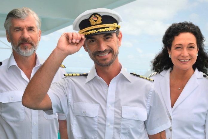 Cathy Hummels und Dietmar Bär: Besondere Gäste auf dem Staff-Kapitän Martin Grimm (Daniel Morgenroth), Kapitän Max Parger (Florian Silbereisen, Mitte) und Hoteldirektorin Hanna Liebhold (Barbara Wussow) kümmern sich auch im